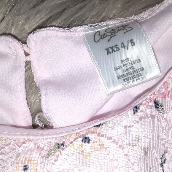 🔴 CLEARANCE 6/$20 Pink floral dress with roses and lace - Picture 4 of 5